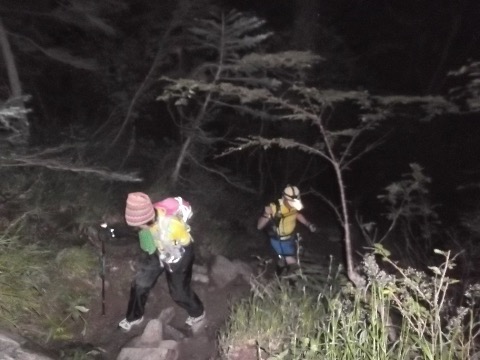 翌朝は3時起床 4時出発 まだ暗い中草すべりの急登