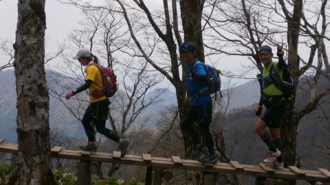 檜洞丸山頂手前の木道 MANAMINさん、MJさん、気まぐれさん