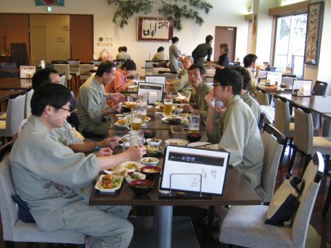 皆さん、思い思いに今年１年を振り返り来年に向けて、熱き想いを語り合う。