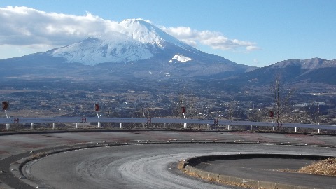 静岡県側に入ると正面に富士を望みながらの快適な下り。このまま降りて終えてしまえたらどんなに良いか。まだ後27キロも残っている