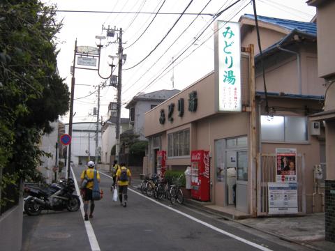 40キロ走(コナンさんは50キロ！)を終えて、自由が丘に戻り緑の湯で一浴。気まぐれさん、最初は怖がっていた冷水浴が病み付きになってしまったご様子。