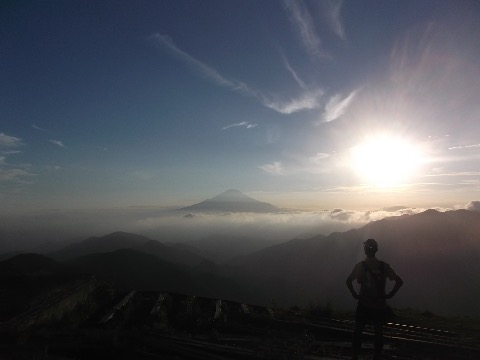 再び塔の岳に戻ると富士の全貌が セルフで後ろ姿を