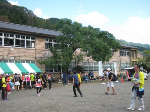 ゴール地点の旧芦ケ久保小学校木造の校舎がなんとも懐かしい感じ