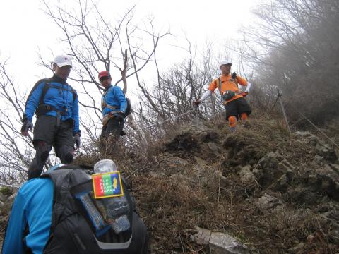 travel-dbの「RUN FOR　EAST　JAPAN」のチャリティーワッペンしかし背負っている人の首が飛んでいる・・・・！