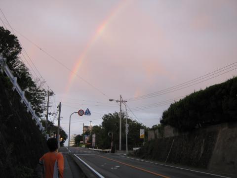 早朝 雨上がりの大きな虹