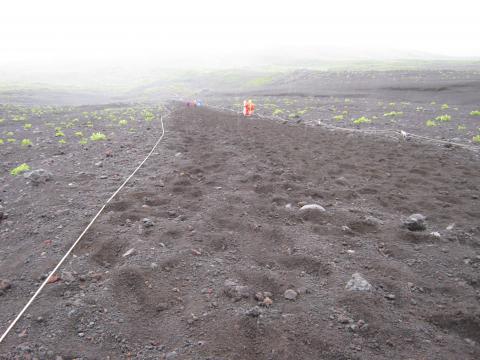 砂走の急降下、延々と3キロほど続く
雨で少し湿ったためか、砂埃が立たず快適