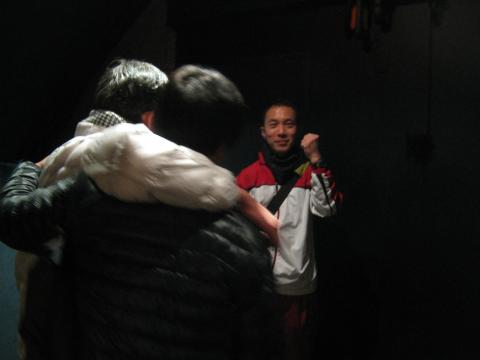 2次会終了後
酩酊状態の後ろ姿の2人は誰でしょう?
ミカコ~!今回マラソンの神様が与えた試練を
しっかり乗り越えるんだぞ~!