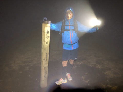 17時 最後のピークの竜ケ岳は濃霧と強風