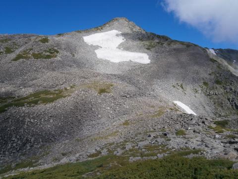雪渓が残る中岳 あそこまで登り返すのは辛い でも雪渓の下には雪解け水が流れていて、冷たくてうまかった。