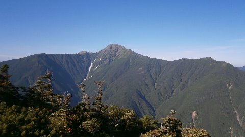 早川尾根 赤薙沢の頭から 北岳の姿。 時間の流れとともに変わっているのか