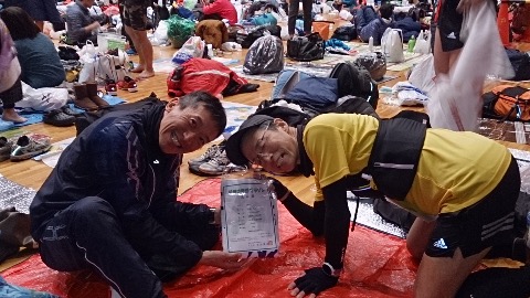 全身濡れねずみで体育館に戻る。haruさんはこの最悪のコンディションであっても２時間５４分！格の違いを痛感。