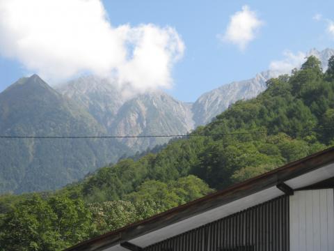 穂高平から涸沢岳（左側）真ん中のえぐれた部分がこれから登る白出沢。ここから見ると垂直に見える。