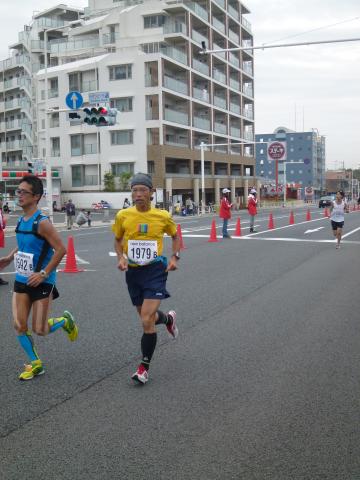 茅ヶ崎　サザンビーチ付近（２７キロ地点）何と、mantomanさんの奥様が撮ってくださった写真オールスポーツのものより素晴らしい！奥様に１５７５円支払わなくては
