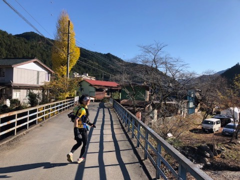 名栗村のエイドステーション手前にて。 素晴らしい天気に紅葉が映える