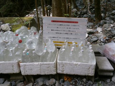 登山道入り口に置いてあるペットボトル見栄を張って４リットル分背負いあげる。山における水のありがたさが身にしみる。