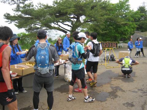 最後に登り切った二十曲り峠にて(25キロ地点)
あとは下るだけ、饅頭とオレンジがめっちゃうまかった!