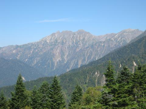 さらに槍ヶ岳観光客は労せずしてこの景観を味わえるのだ幸か不幸か・・・。