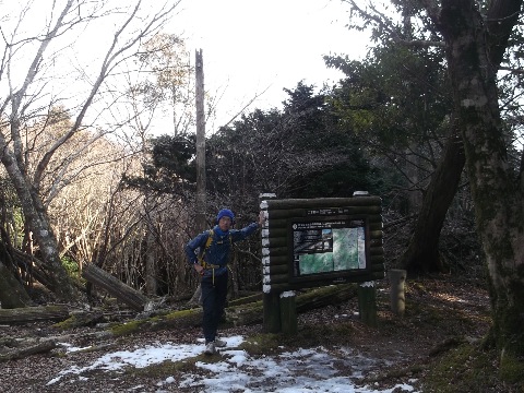 標高８２０m　二本杉峠　ここから伊豆トレイルのコース（伊豆山稜線歩道）と合流。松崎から３２キロ地点に当たる。雪は殆ど消えている。