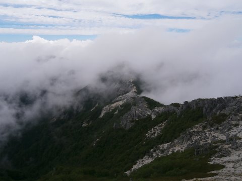 観音岳に到着後北のほうを見ると
展望が開ける。夏空と雲の美しさ!
