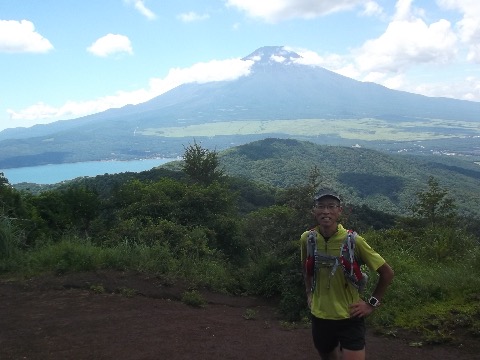正午ちょうど　石割山に　富士がでかい