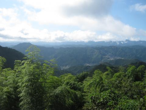 コース途中からの雨上がりの山里風景暑かったが、木陰を走ることが多かったので助かった。