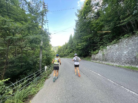 鳩待峠から下り激走14km。