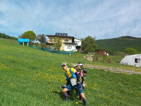 鷹山スキー上にてスタート前のセレモニー? 今日も素晴らしい天気