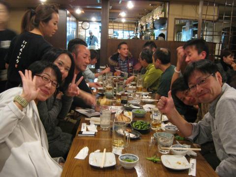 関西チームを送りがてら、最後の晩餐（晩酌）名残惜しくて、１分でも長く一緒にいたいという空気がひしひしと伝わってくる上座に居るスカブーさん皆とはぐれ、なぜか荻窪まで行ってしまい慌てて戻ってこられる。