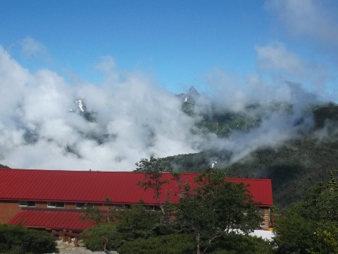 常念小屋到着時 槍の姿がちらりと