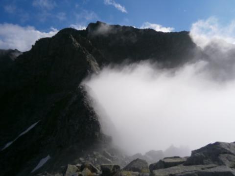 涸沢岳方面を振り返る 西陽が眩しい