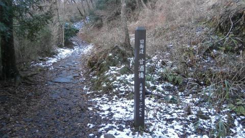 石畳の道に入るが滑りやすく走りづらい