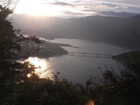河口湖　あの河口湖大橋を渡ればゴール間近。しかしホームページに書いてある河口湖への下降ルートが見つからず。天上山経由で下山