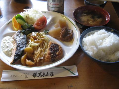 小屋の夕食。おかずもバラエティーに富み実にうまい！３０００mの稜線上でこんなうまいものが食べられるなんてありがたい時代になったものだ。