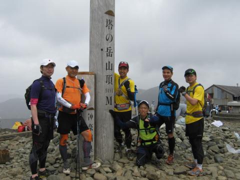 最初のピーク　塔ノ岳（１４９１ｍ）に無事到着しかし、何やら怪しい雲行き