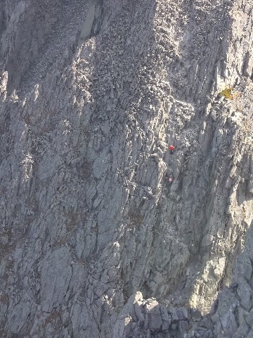 ロバの耳手前の急降下を下る登山者(怖)
