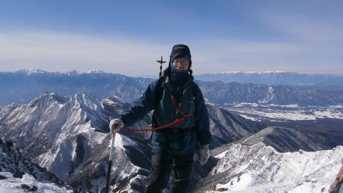 標高２８９０m赤岳山頂　１０時２５分（登山口を出発後４時間半）無風快晴・・この時期としては奇跡のような天候　普通はこんなに顔を露出することはできない