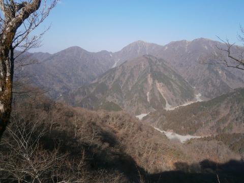 塔ノ岳に向かう途中。西丹沢の山並。中央が神奈川県最高峰の蛭ヶ岳