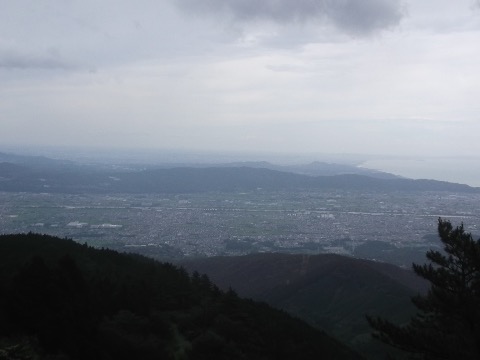相模湾と相模平野の眺め しかしこの先は深いガスに覆われ、展望に恵まれず