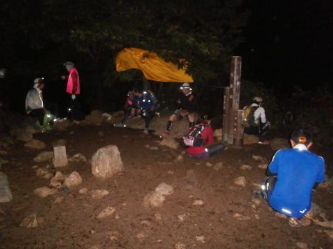 午前3時 大岳山山頂 ここからゴールまでの18キロは殆どが下り。標高差は1000m。ここから先の急傾斜地帯で滑落事故があった模様。