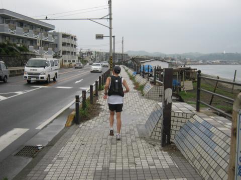 これから、港南台まであと10キロの道のり。今日の我々の倍の距離を走るわけだ・・・。後ろ姿を見つつ、20キロくらいで走るのをやめ、風呂上がりのブラブラ歩きをしていた我々は、ランナーとして罪悪感に襲われる・・(苦)