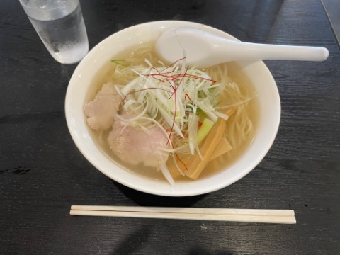 朝ラーメン コクのある塩味のスープが美味