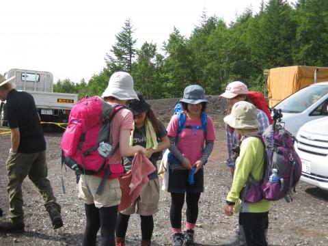今回参加した5人の山ガール
ザックの背負い方、ストラップの調節など
手取り足取り、アダバイス。
右端のMさんは、山のベテラン(ガーミン210所有)