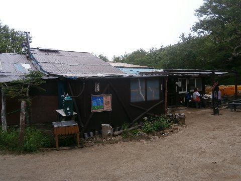 薬師岳小屋 早朝の北岳や富士を見るには絶好
のロケーションにある小屋