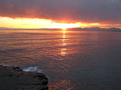 江の島 稚児ヶ淵より、箱根方面に沈む夕陽