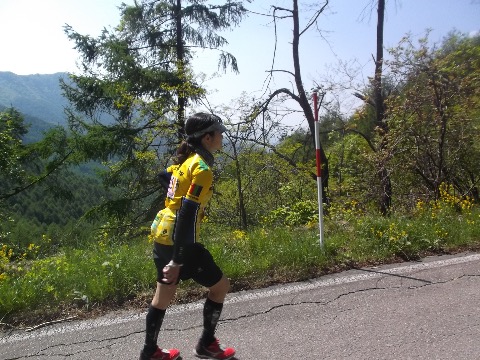 5キロで標高差500m近い馬越峠の登りは早歩き。Namちゃん睡魔に襲われる。