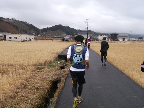 10キロ付近を走る　U氏　このあと気温がどんどん高くなる