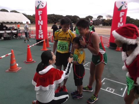 優勝したAチームのアンカーのみずやんジュニア。なんと小学3年生。大人と遜色のない走りに周囲は唖然