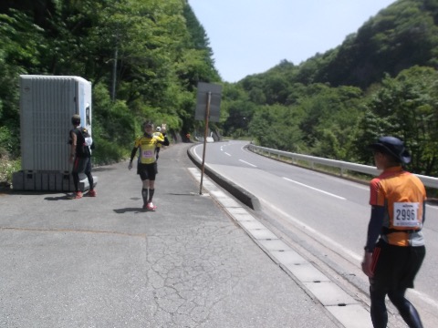 59キロ地点でNamiちゃんが追いついてくる。暫く併走するが元気いっぱい。13時間を切れるかもと自ら宣言。初野辺山なのにすごい(写真は63キロ地点)