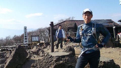 山頂は学生さん風の山ガールがたくさん 一枚撮ってもらう。「もっと笑って~」と注意されました