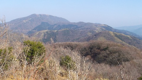 明神ヶ岳をのぞむ 遠いいな~結構アップダウンも多い
